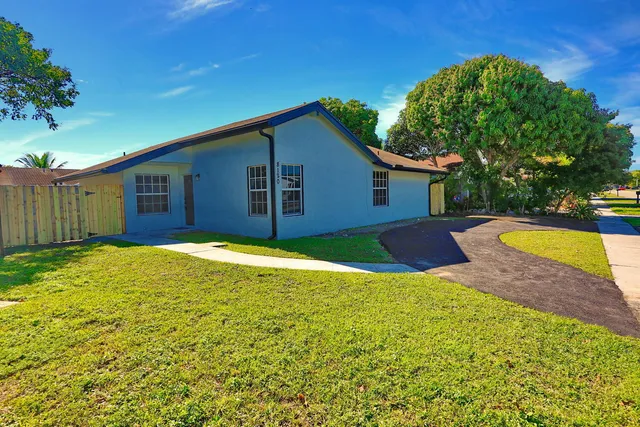 a view of a house with a yard