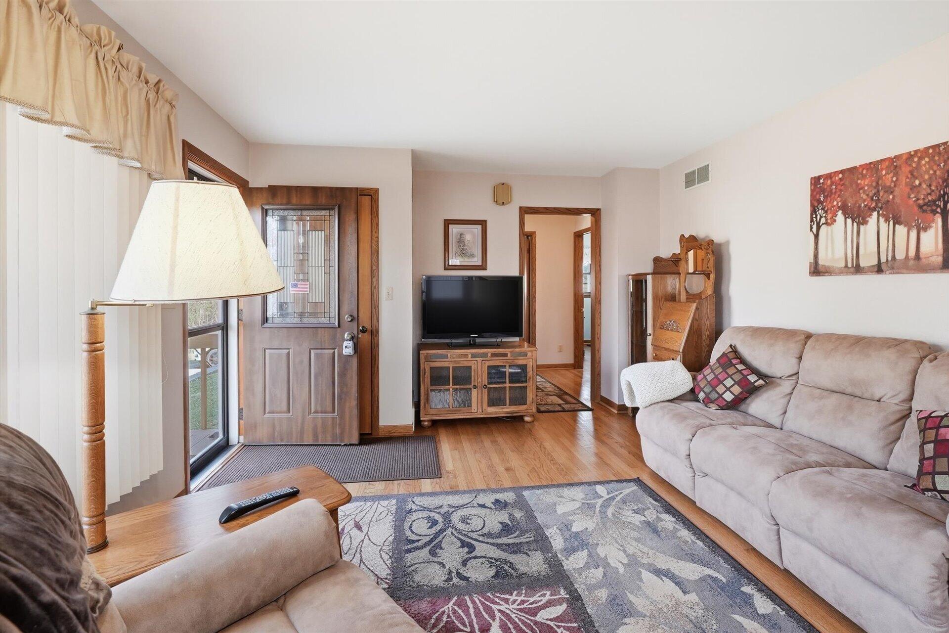 N9376 East Shore Road Mukwonago, WI 53149 - Photo 11 of 30 Bright and Cheery