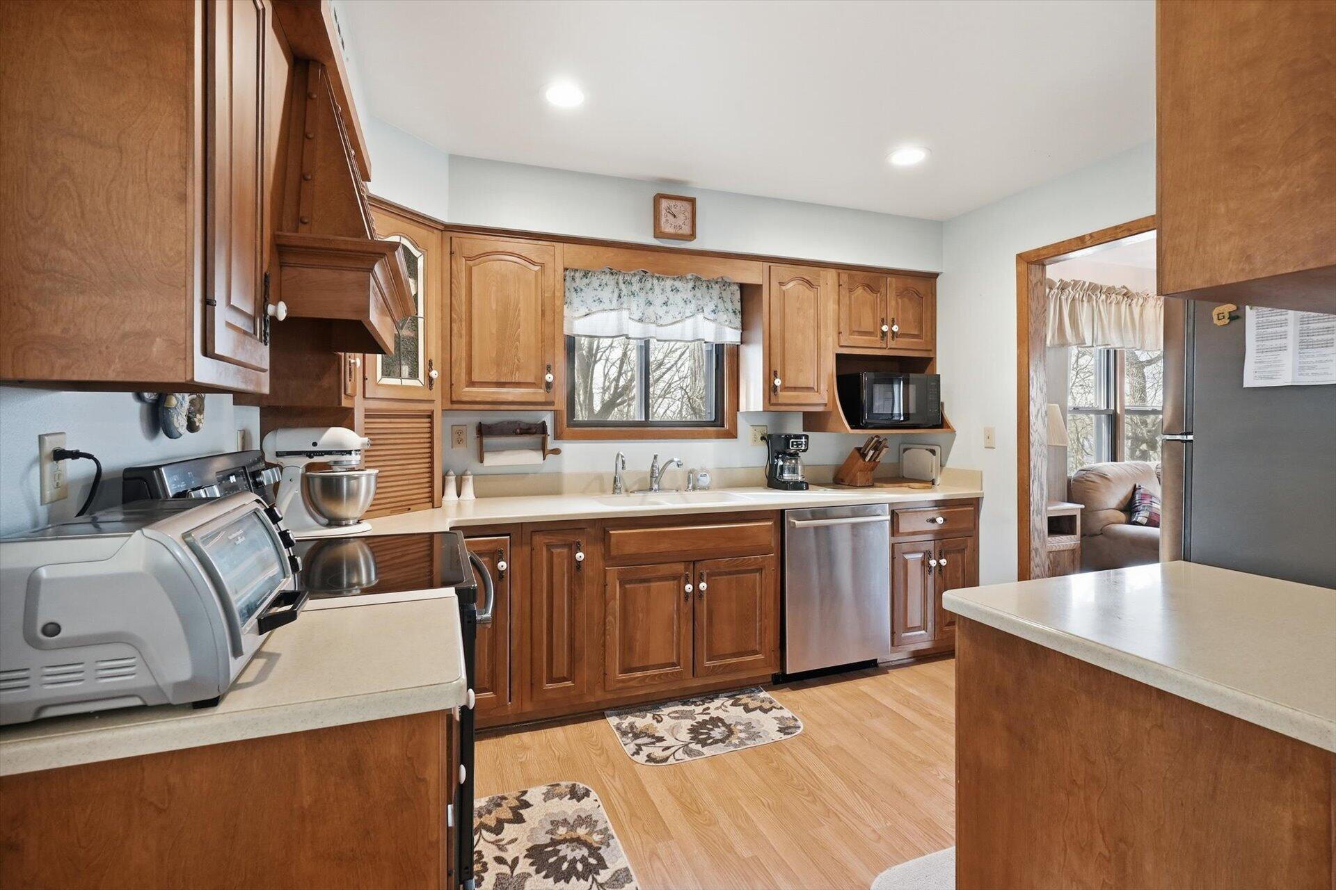 N9376 East Shore Road Mukwonago, WI 53149 - Photo 13 of 30 Kitchen