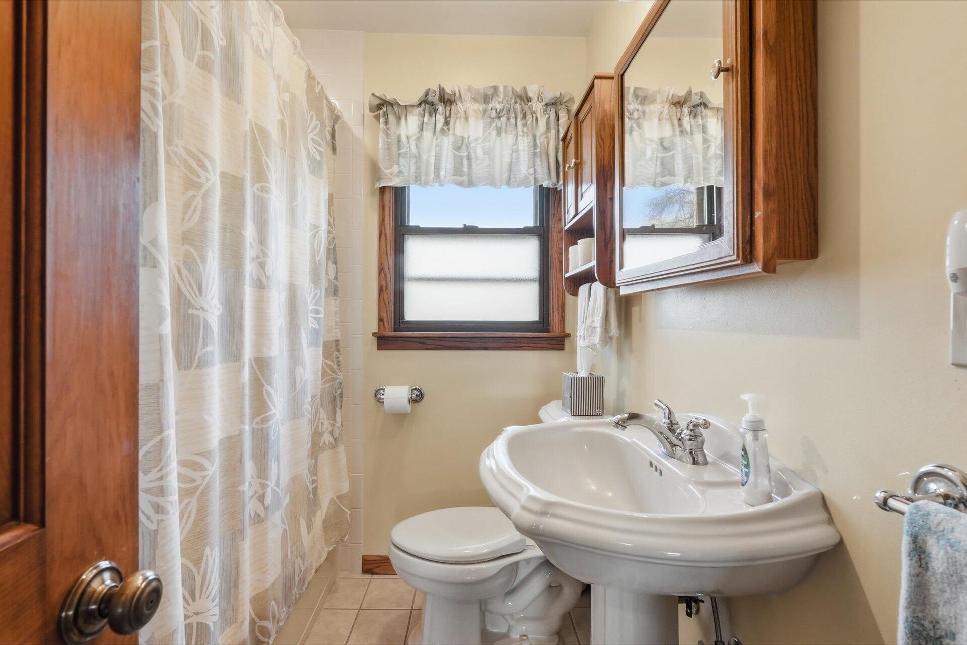 N9376 East Shore Road Mukwonago, WI 53149 - Photo 22 of 30 Main Full Bath