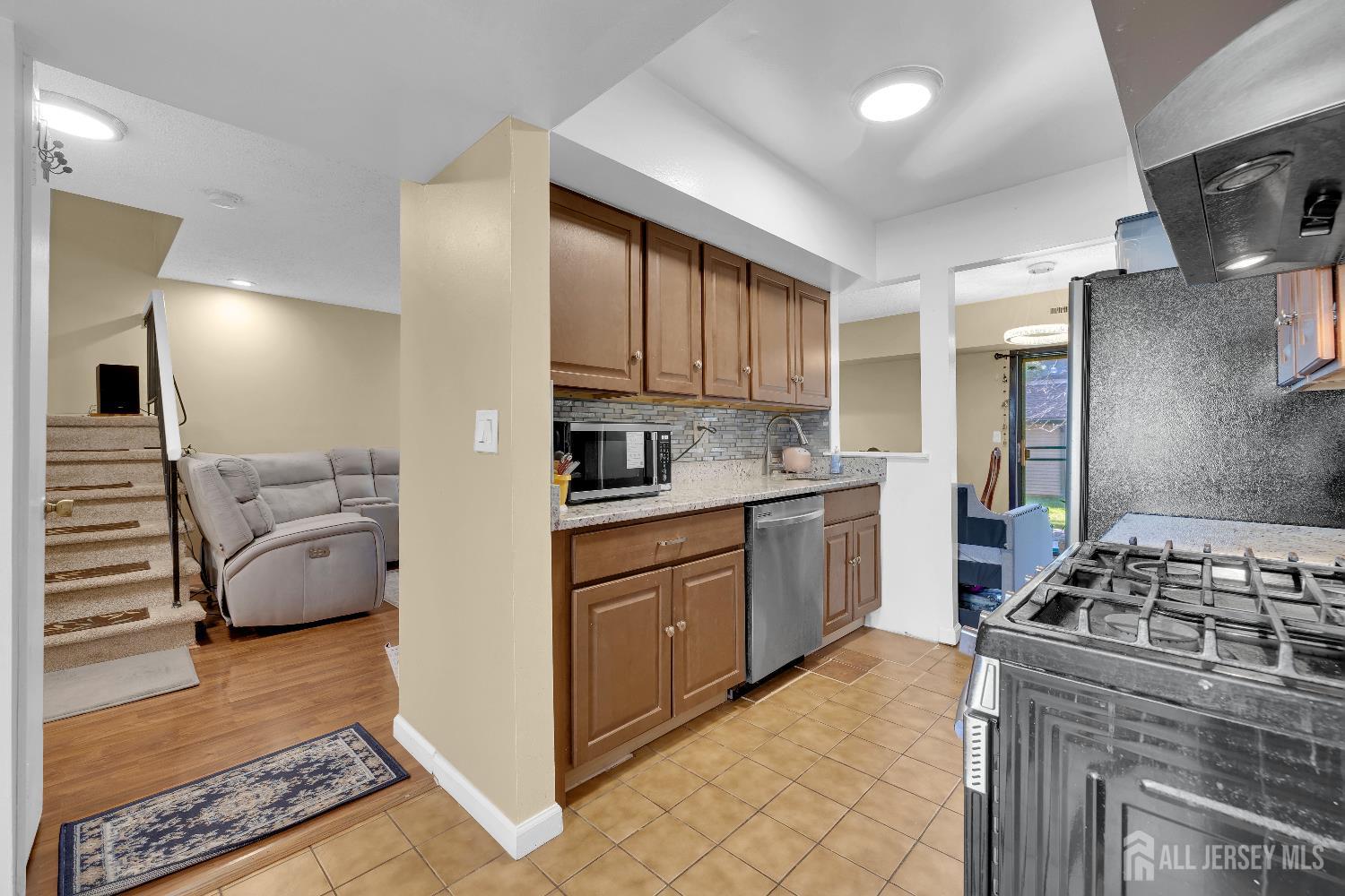 5502 Hana Road Edison, NJ 08817 - Photo 10 of 31