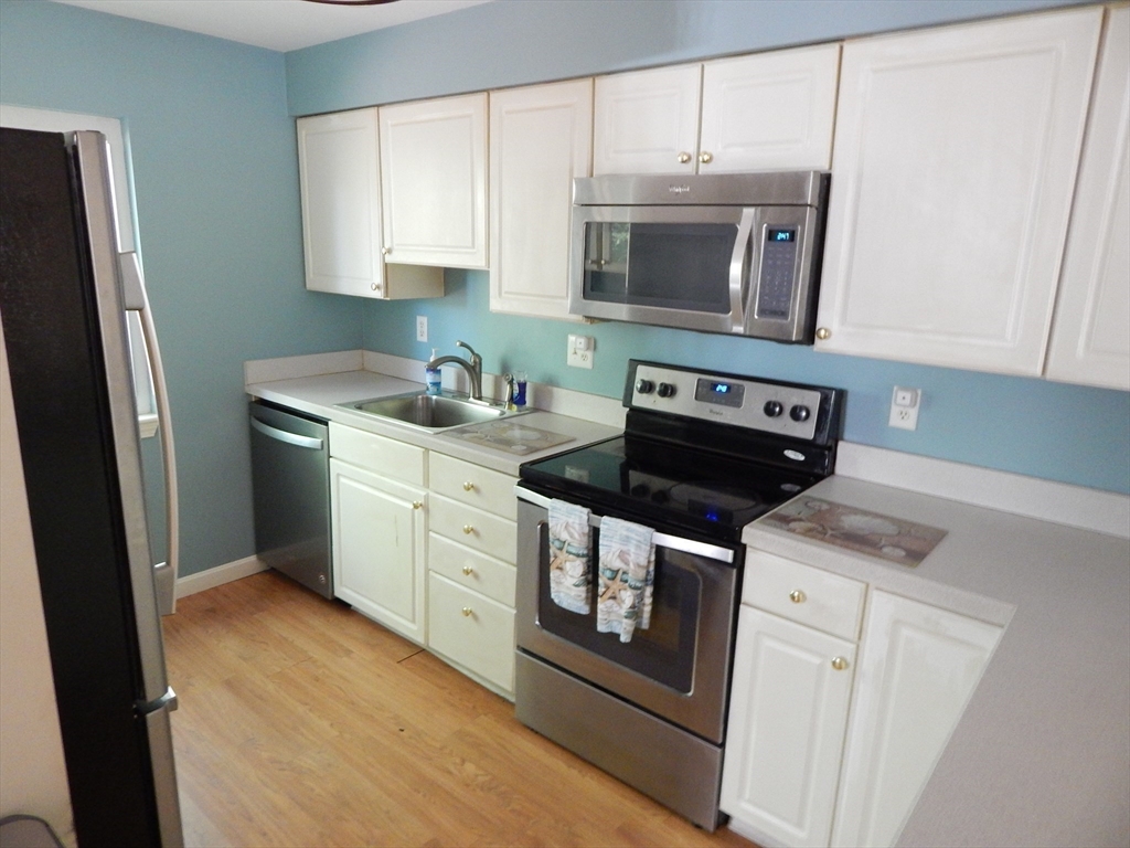 16 Beal's Cove Road, Unit D Hingham, MA 02043 - Photo 4 of 30 Gallery Image 4
