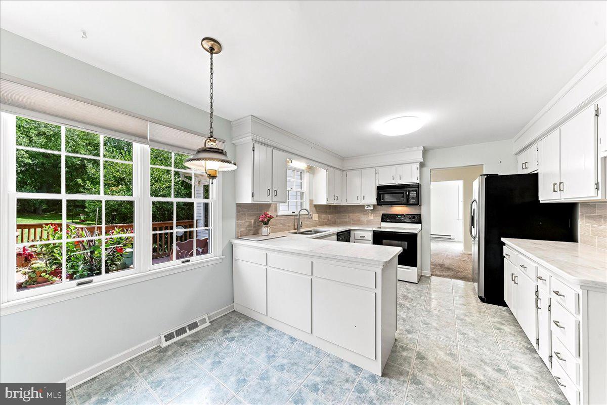 98 Cambridge Road Elkton, MD 21921 - Photo 12 of 48 Sunny Eat in Kitchen