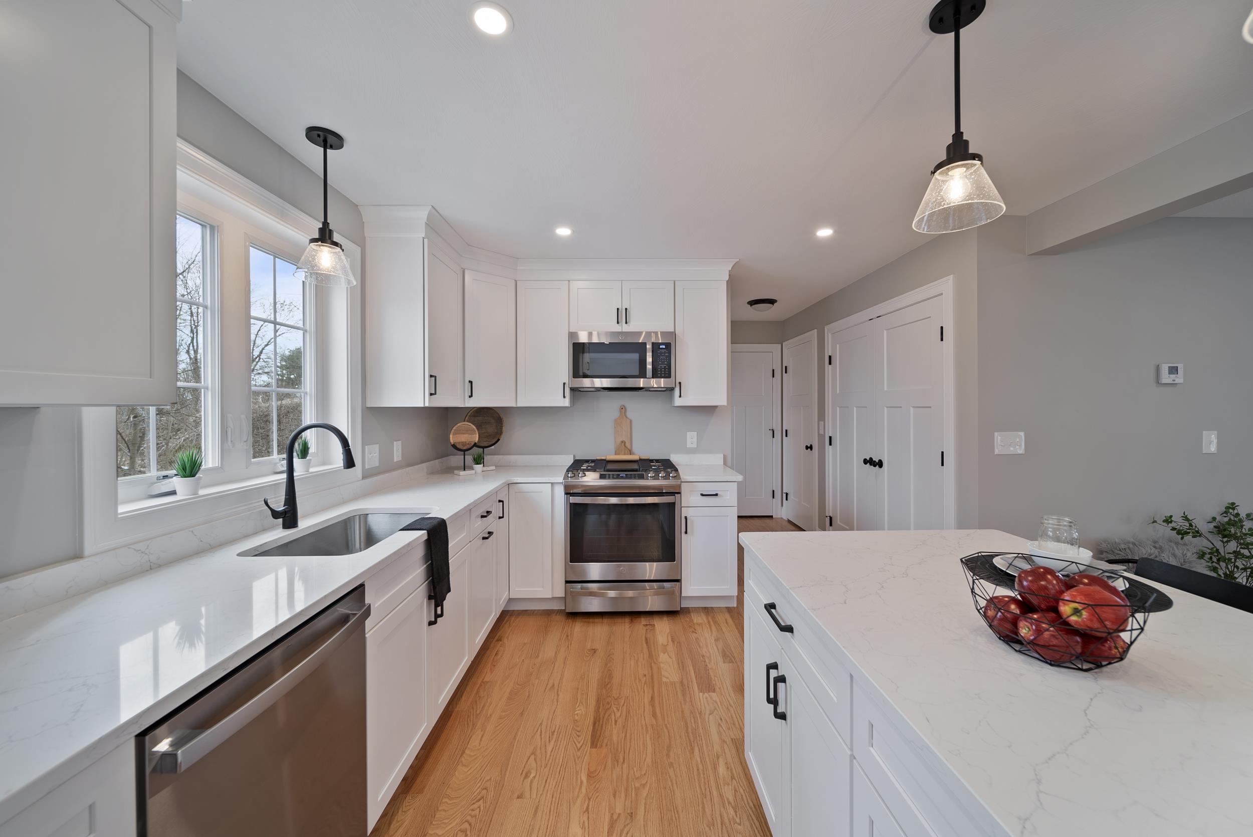 8 Hillside Avenue Derry, NH 03038 - Photo 4 of 32