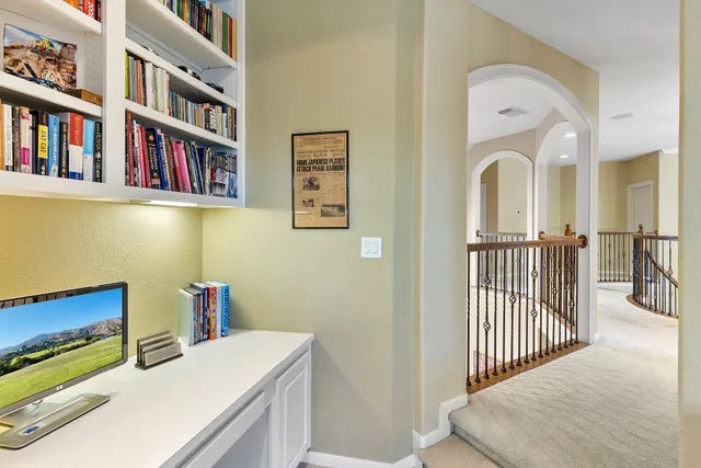 a view of livingroom with furniture and a ceiling fan