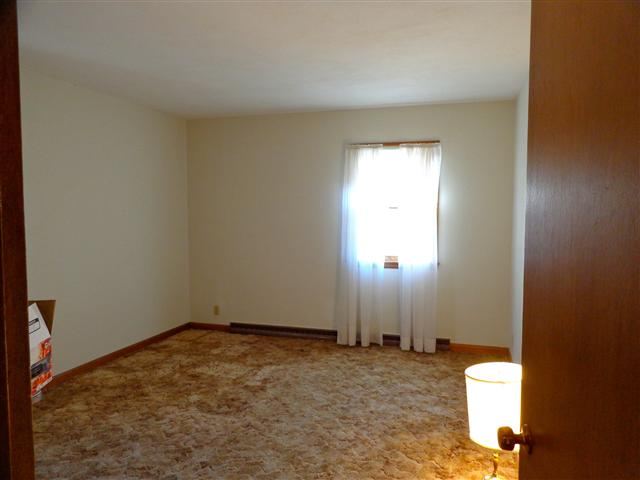 1076 West Becker School Road Freeport, IL 61032 - Photo 8 of 12 an empty room with a window