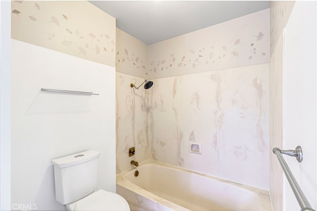 37068 Mudge Ranch Road Coarsegold, CA 93614 - Photo 21 of 53 a bathroom with a toilet and a bathtub