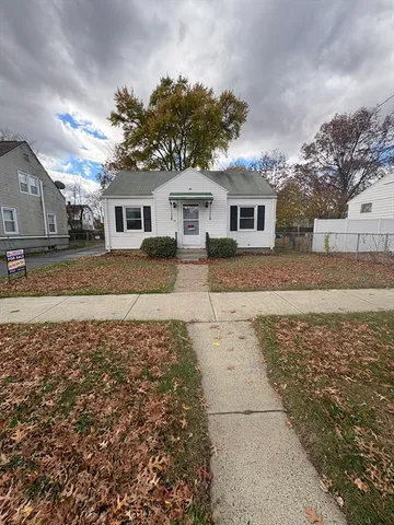 a view of a yard with a house