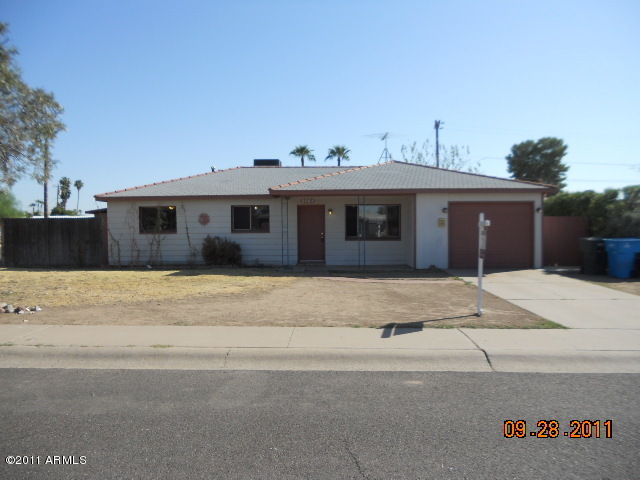 2901 West Bloomfield Road Phoenix, AZ 85029 - Photo 1 of 9 a front view of a house with a entertaining space
