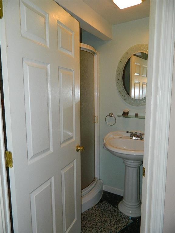 402 High Street Paris, ME 04281 - Photo 15 of 22 Full bath for guests.