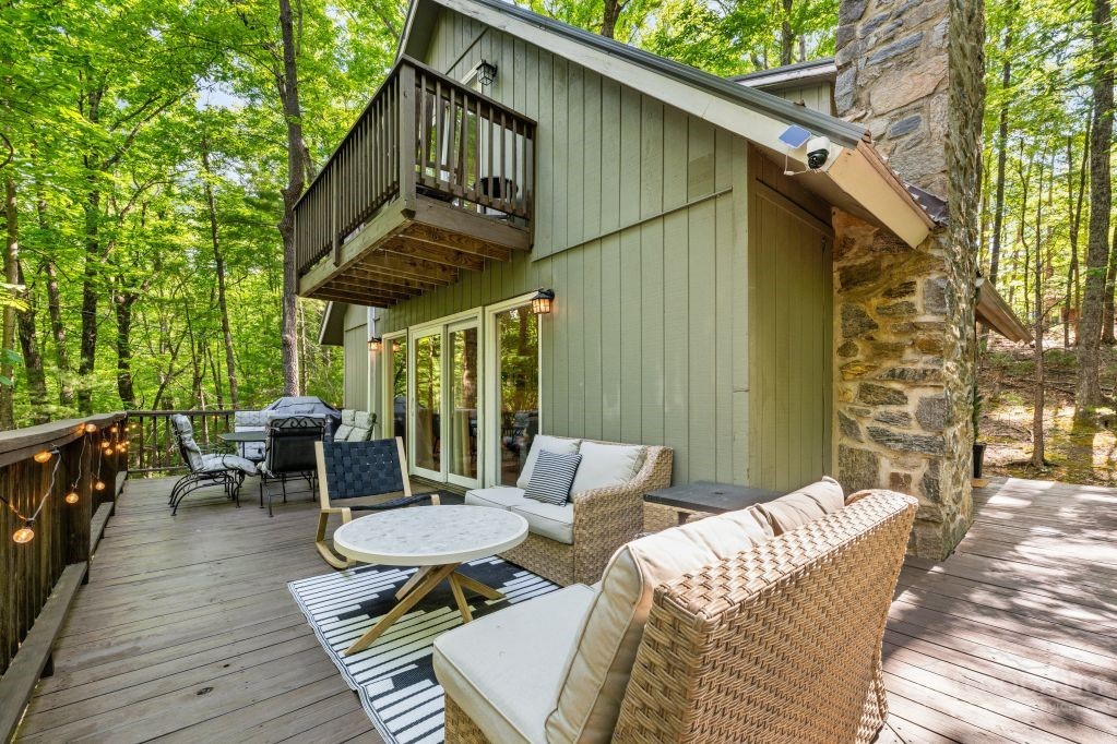 216 Saddle Lane Deep Gap, NC 28618 - Photo 26 of 44 a backyard of a house with table and chairs