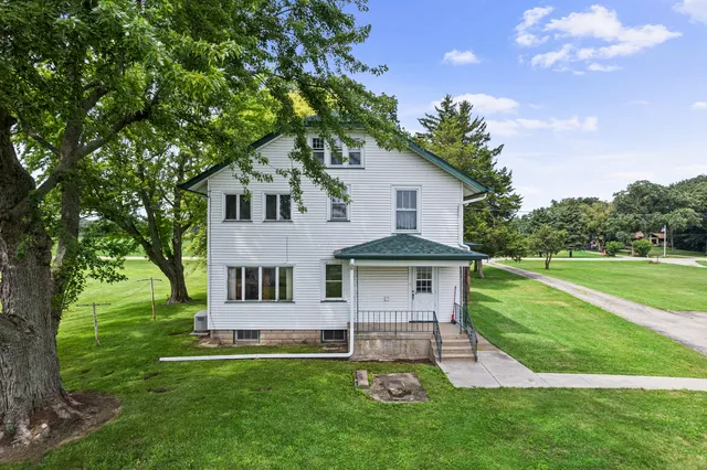 a view of a house with a yard