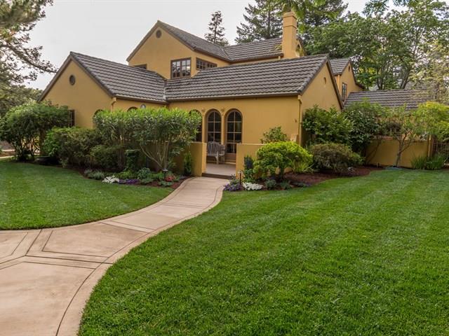 a view of a house with a yard and plants
