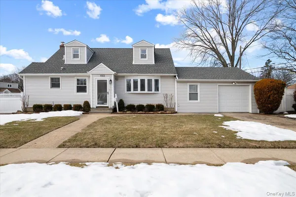 $899,000 | 152 Manor Street, Plainview, NY 11803