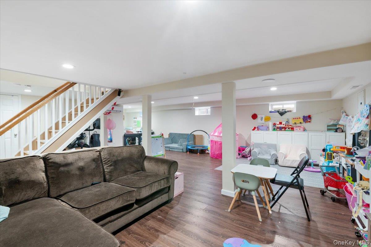 152 Manor Street Plainview, NY 11803 - Photo 14 of 19