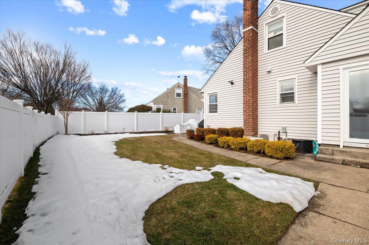 152 Manor Street Plainview, NY 11803 - Photo 17 of 19