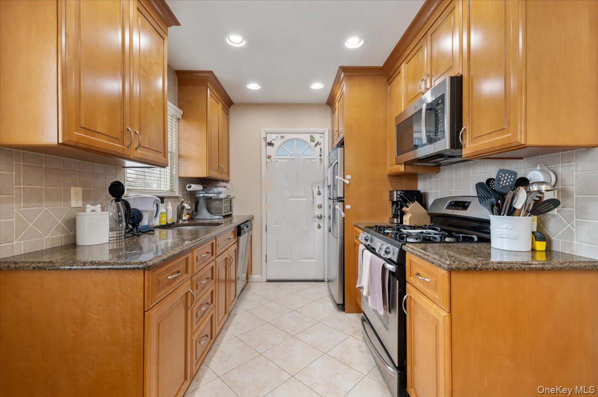 152 Manor Street Plainview, NY 11803 - Photo 4 of 19