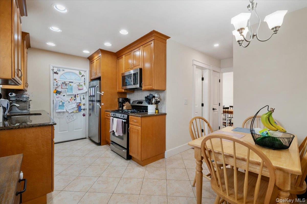 152 Manor Street Plainview, NY 11803 - Photo 5 of 19