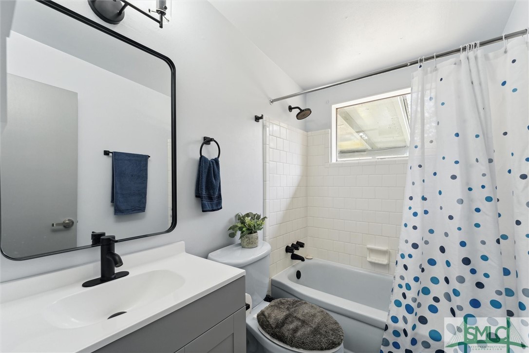 321 Woodley Road Savannah, GA 31419 - Photo 20 of 26 Hall Bathroom