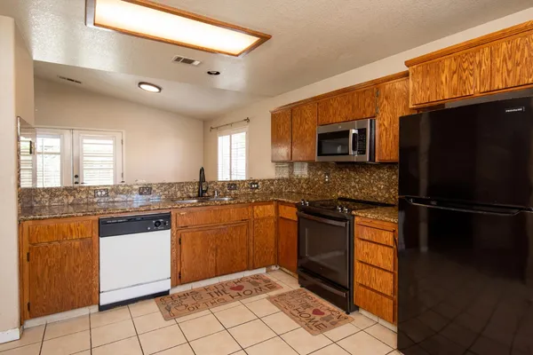 $439,900 | 2300 Park E Drive, Modesto, CA 95351