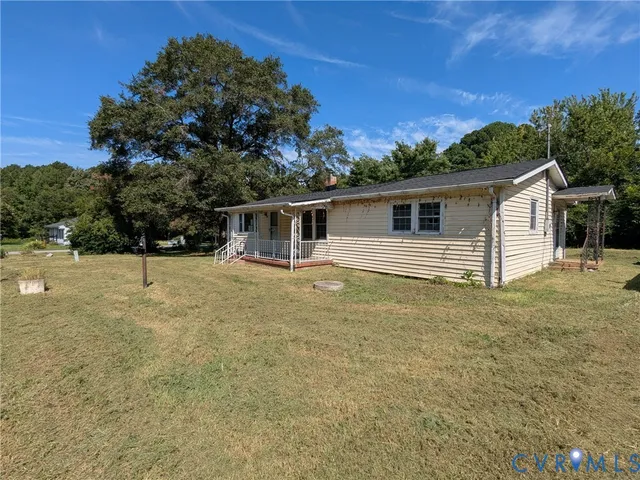 a view of a house with a backyard