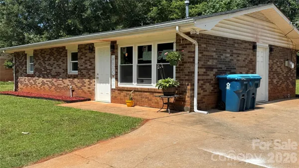 a view of a house with backyard and garden
