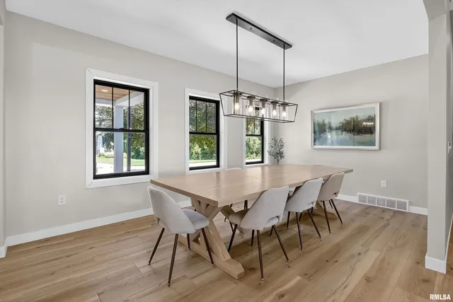 $1,125,000 | 25865 Valley Drive, Bettendorf, IA 52722