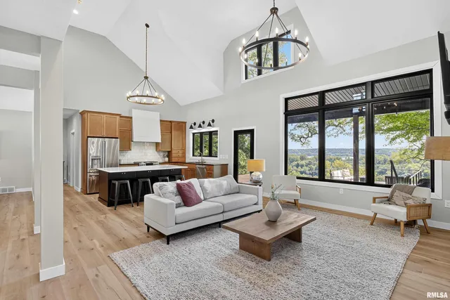 $1,125,000 | 25865 Valley Drive, Bettendorf, IA 52722