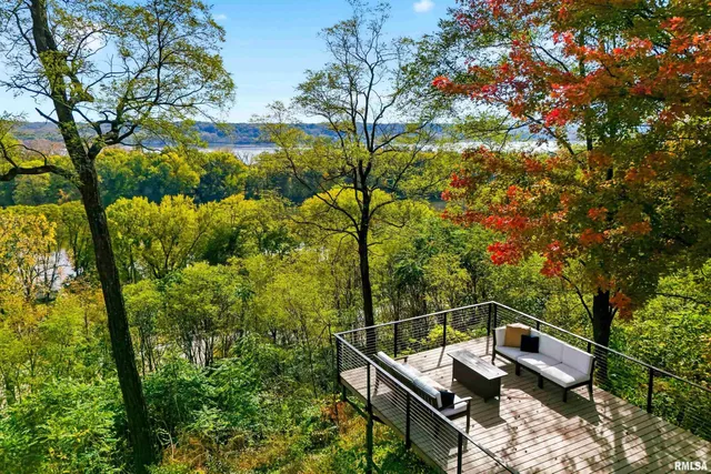 $1,125,000 | 25865 Valley Drive, Bettendorf, IA 52722