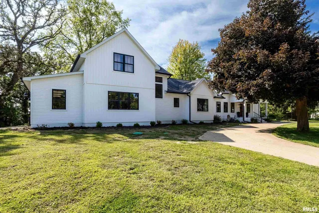 $1,125,000 | 25865 Valley Drive, Bettendorf, IA 52722