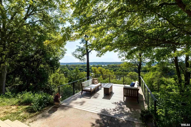 $1,125,000 | 25865 Valley Drive, Bettendorf, IA 52722