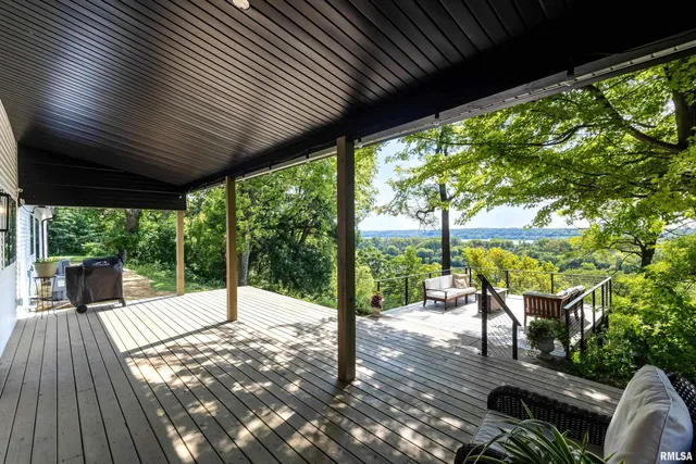 $1,125,000 | 25865 Valley Drive, Bettendorf, IA 52722