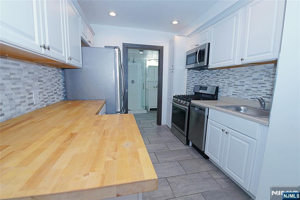 454 Undercliff Avenue Edgewater, NJ 07020 - Photo 5 of 19