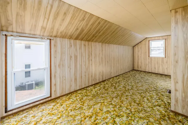 a view of entryway with window