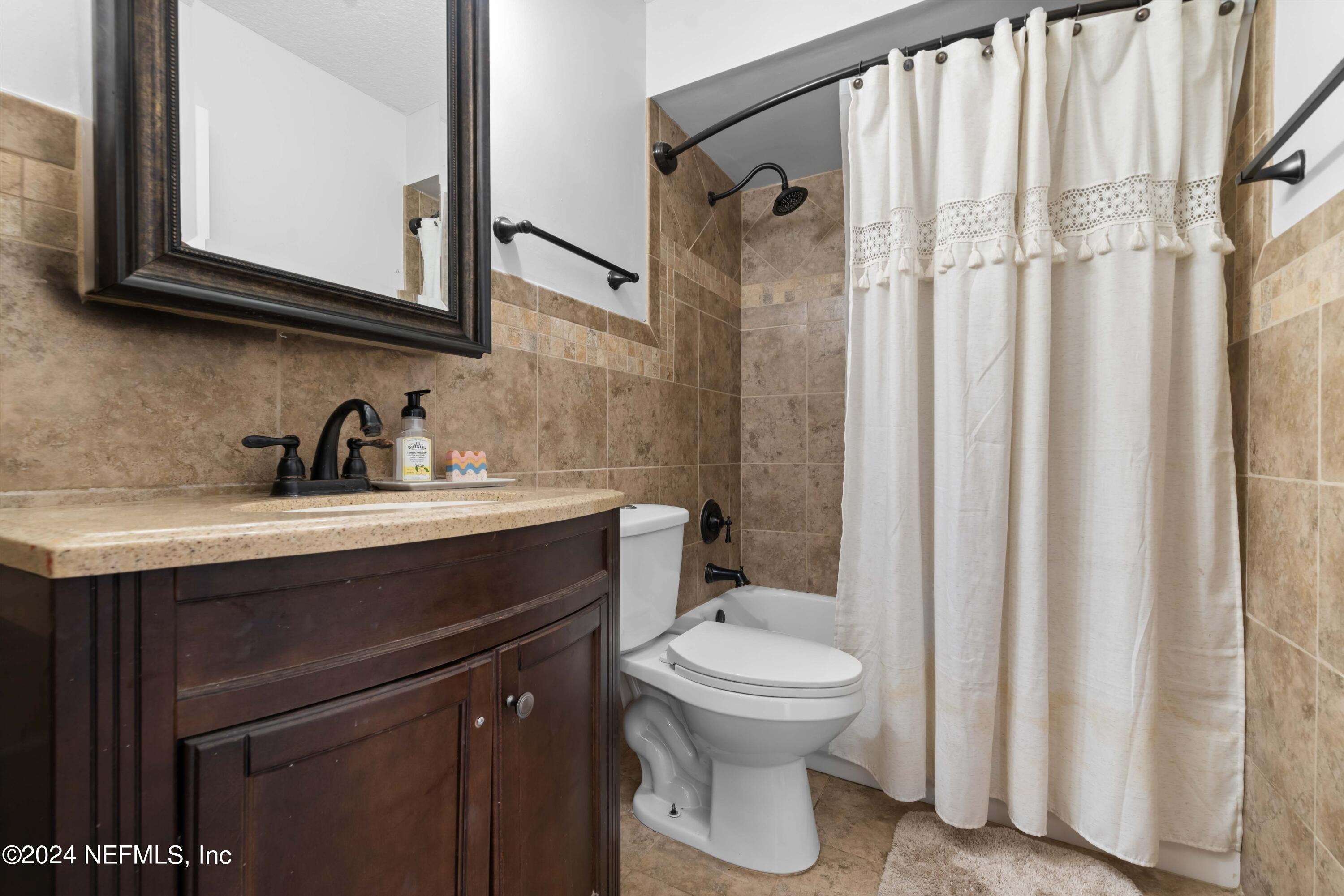 2592 Myrtle Loop Middleburg, FL 32068 - Photo 18 of 33 Bathroom 2