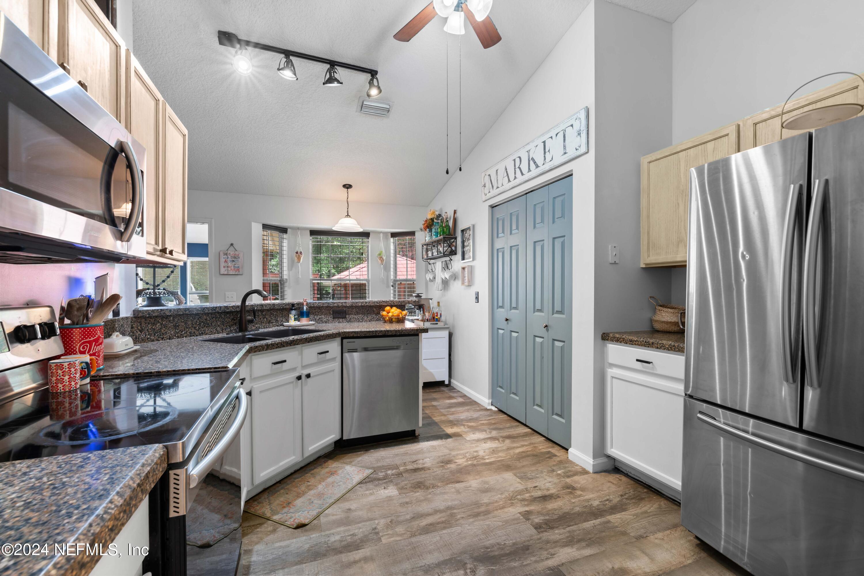 2592 Myrtle Loop Middleburg, FL 32068 - Photo 10 of 33 Kitchen