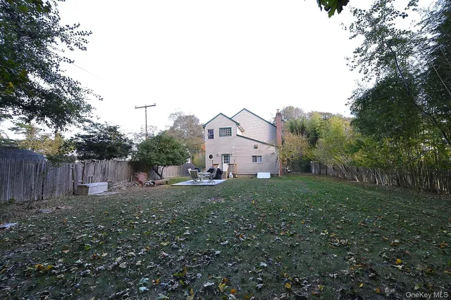 a view of a back yard
