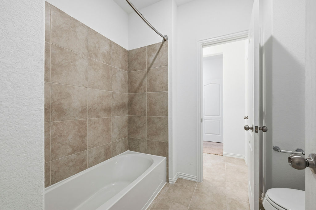 1005 Ridge Runner Drive Georgetown, TX 78628 - Photo 24 of 32 Full-size bathtub with surrounding tile enclosure