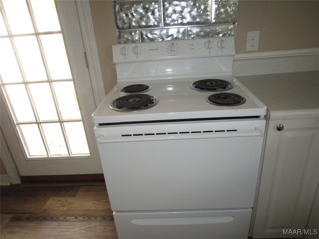 202 South Johnson Street Samson, AL 36477 - Photo 24 of 30 Electric range