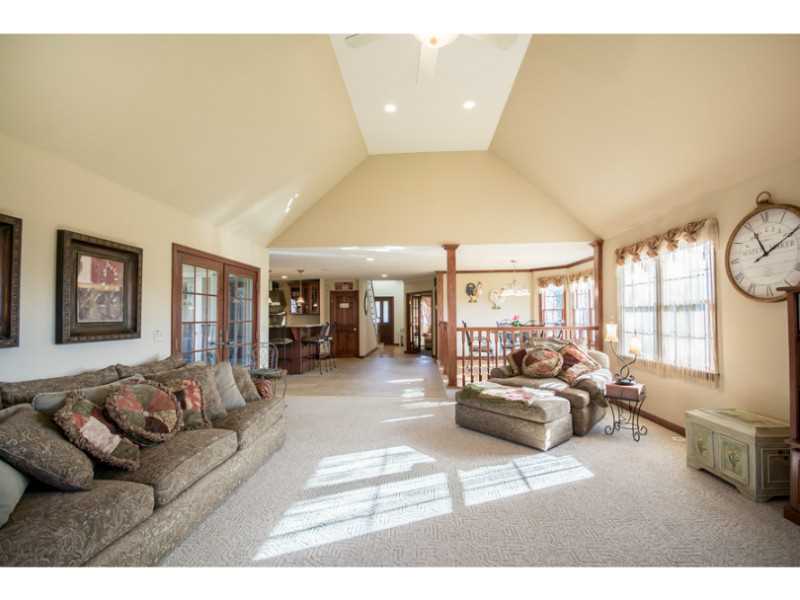 47 Taylor Road Portsmouth, RI 02871 - Photo 9 of 23 Den/Family/Great Room.