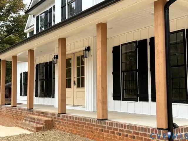 a view of a entrance of the house