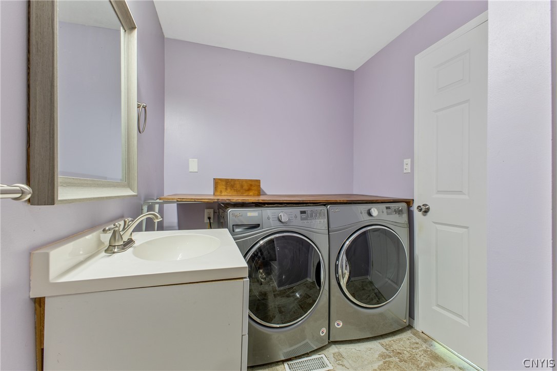 125 Circle Road Salina, NY 13212 - Photo 18 of 39 Full bathroom with laundry located on the first floor.