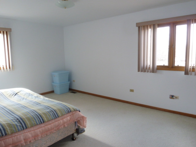 1377 Lilac Lane Addison, IL 60101 - Photo 15 of 21 a bedroom with a bed and window