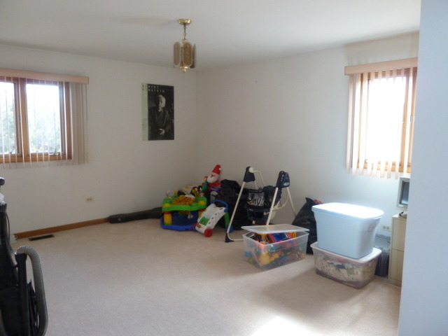 1377 Lilac Lane Addison, IL 60101 - Photo 16 of 21 a view of a room with toys