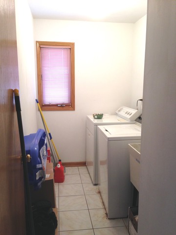 1377 Lilac Lane Addison, IL 60101 - Photo 8 of 21 a utility room with dryer and washer