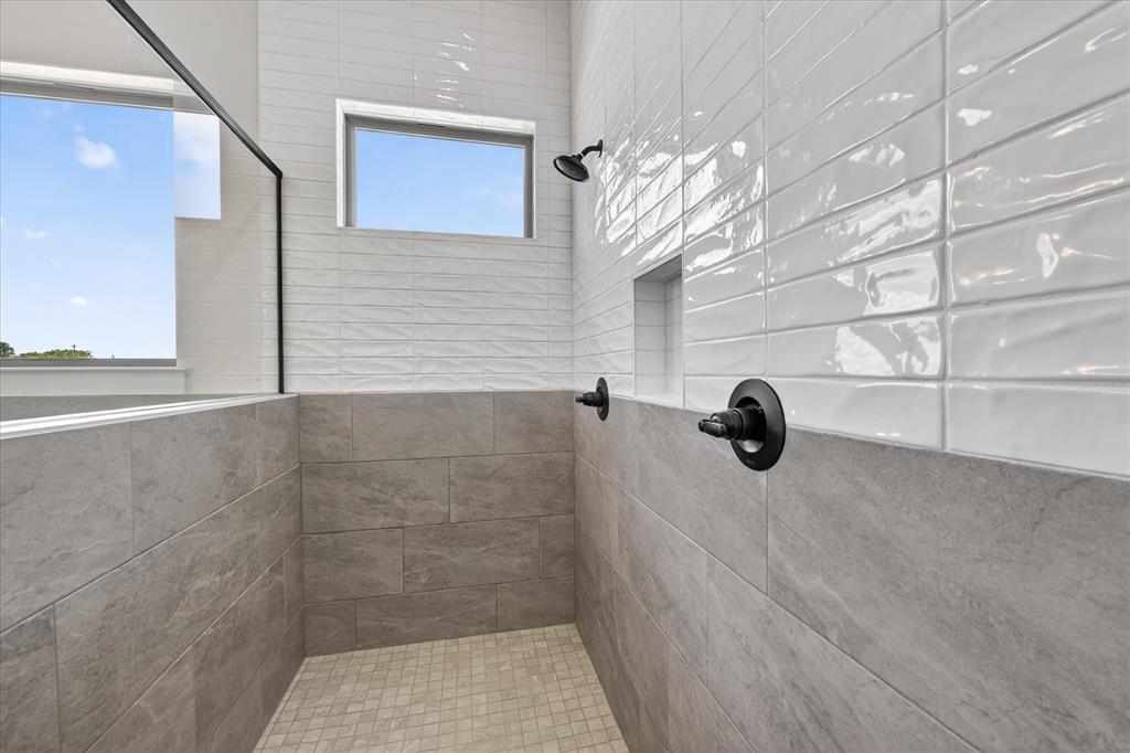 517 Longhorn Lane Springtown, TX 76082 - Photo 23 of 39 Full bathroom with tiled shower