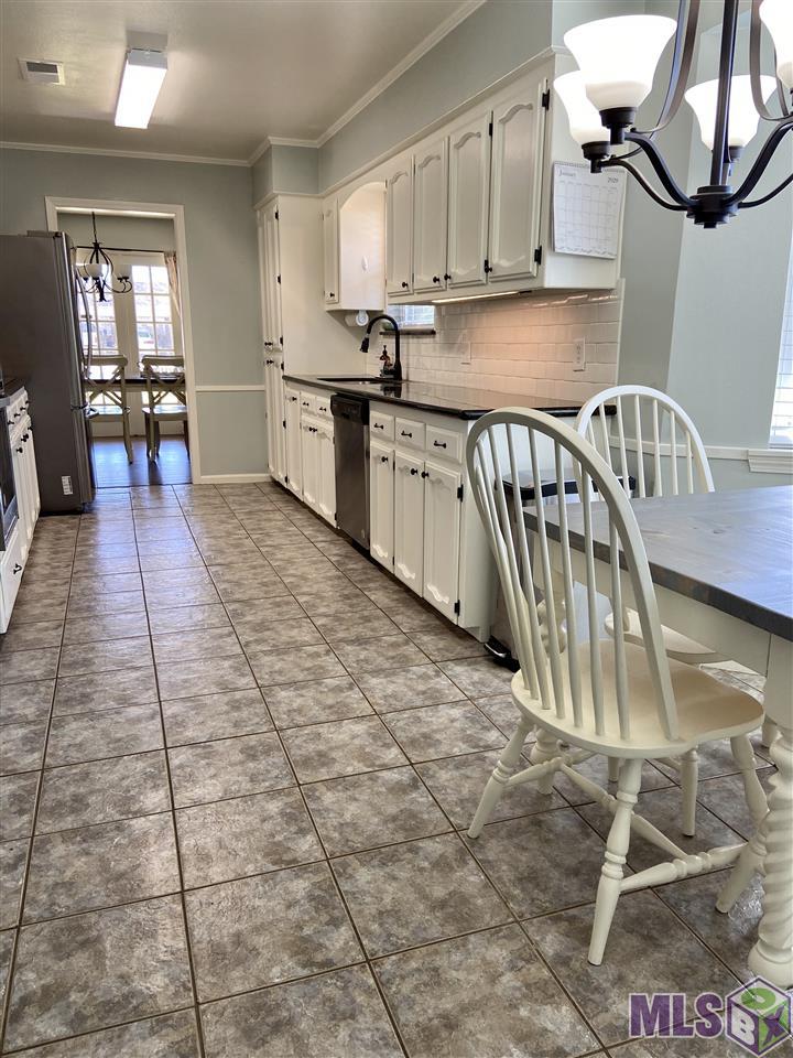 17023 Monitor Avenue Baton Rouge, LA 70817 - Photo 4 of 32