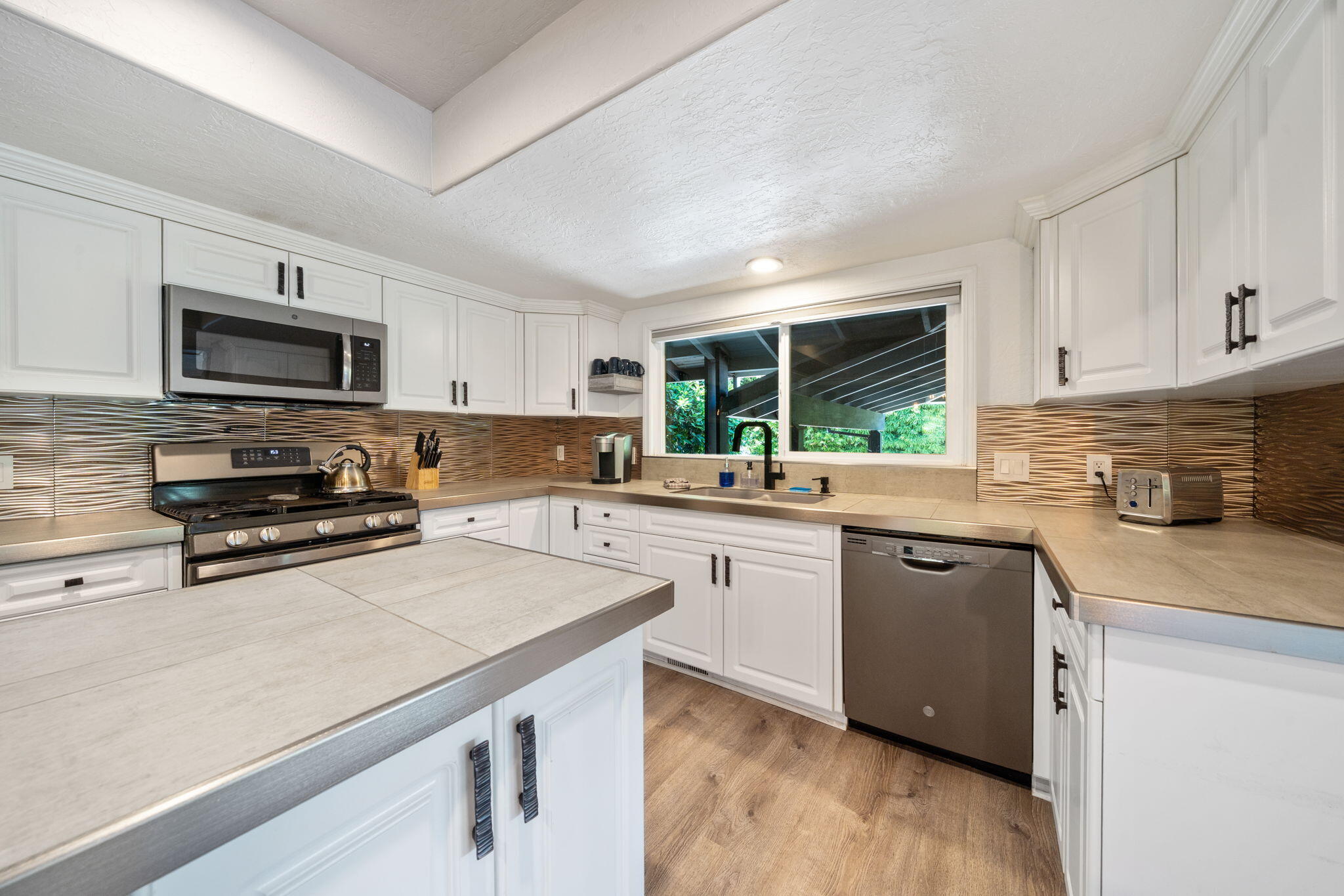 3317 Riverside Drive Anderson, CA 96007 - Photo 23 of 77 Kitchen