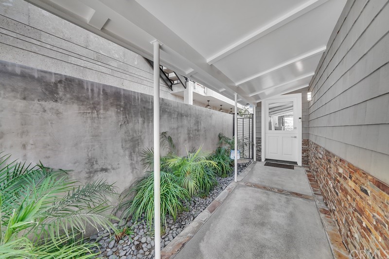 119 Via Nice Newport Beach, CA 92663 - Photo 2 of 30 a view of a back yard