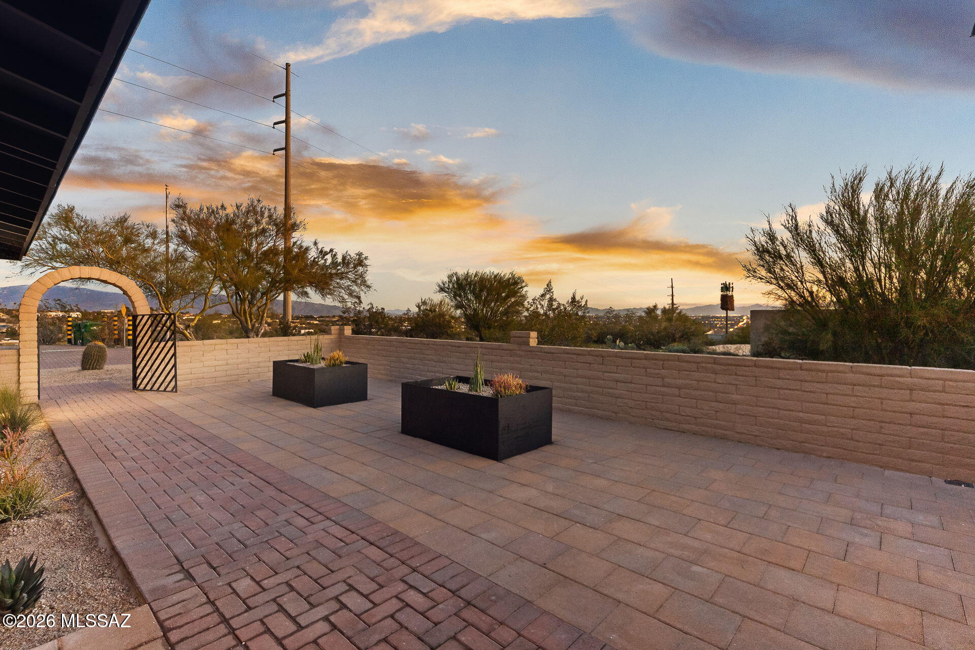 4905 North Craycroft Road Tucson, AZ 85718 - Photo 5 of 34 Front Court Yard